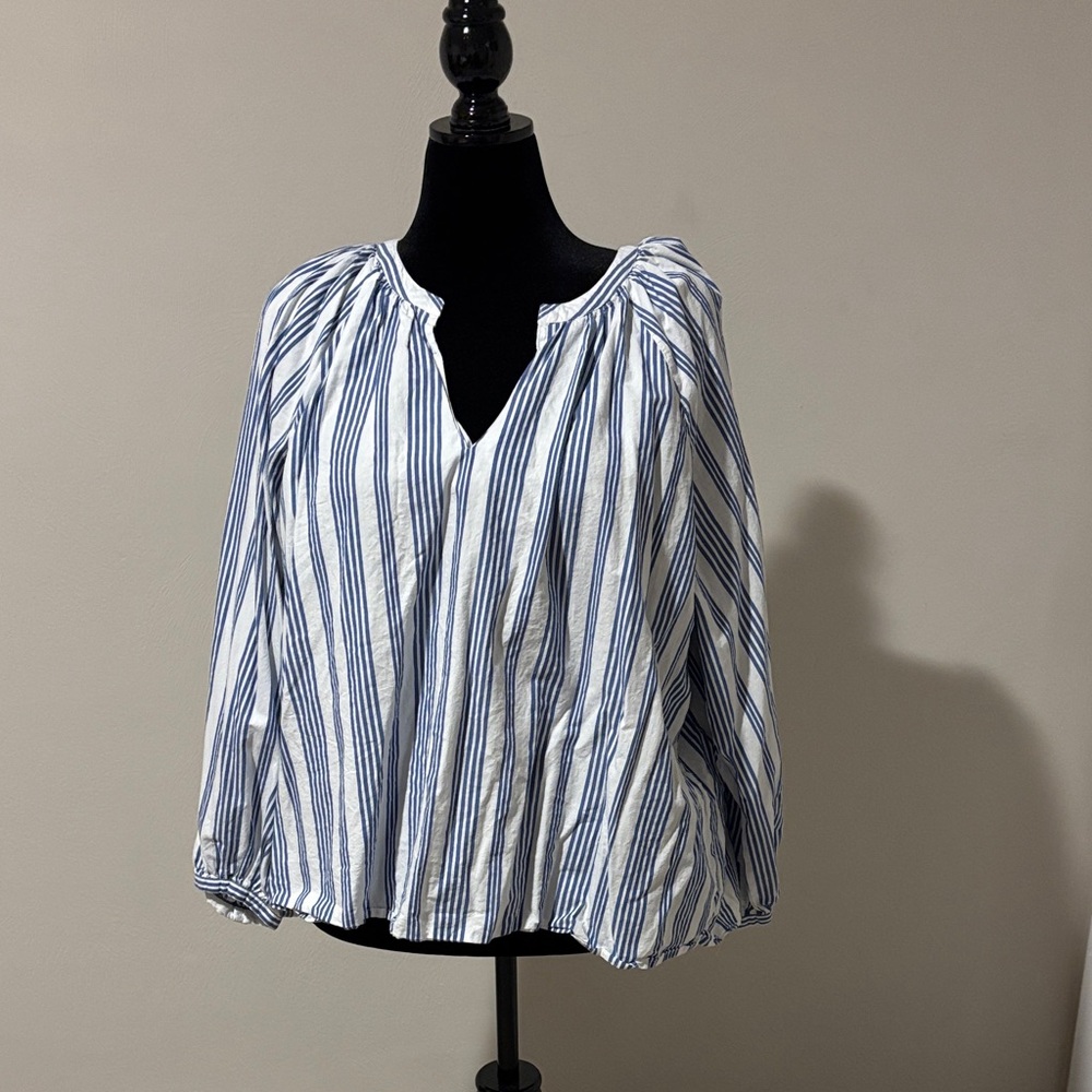 Old Navy Women's Blue and White Striped Blouse